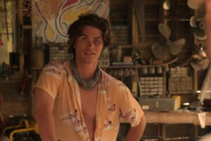 Ator de 'Outer Banks' diz que antes da série morou em carro por dois meses