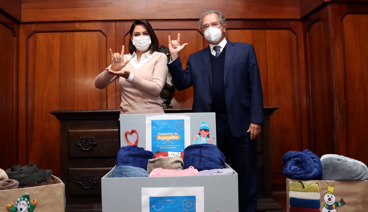 Ministério da Economia anuncia doação de 148 itens para campanha do agasalho e vira meme
