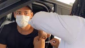 'Estou emocionado', afirma Cauã Reymond ao ser vacinado contra a Covid-19 no Rio