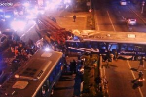 Bombeiros e policiais de Niterói e de São Gonçalo passaram a noite e parte da madrugada no local para o socorro das vítimas