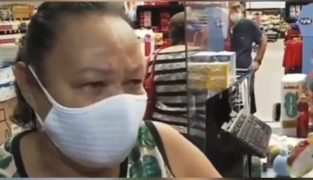 Aposentada foi abordada por uma equipe de reportagem e não conseguiu conter a emoção ao falar do preços