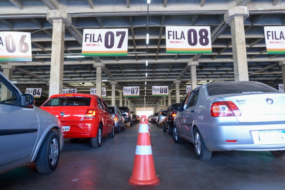 O segundo dia de distribuição de senhas para vacinação no drive thru do Passeio das Águas, em Goiânia, é marcado por fila quilométrica. (Foto: Jucimar de Sousa/Mais Goiás)