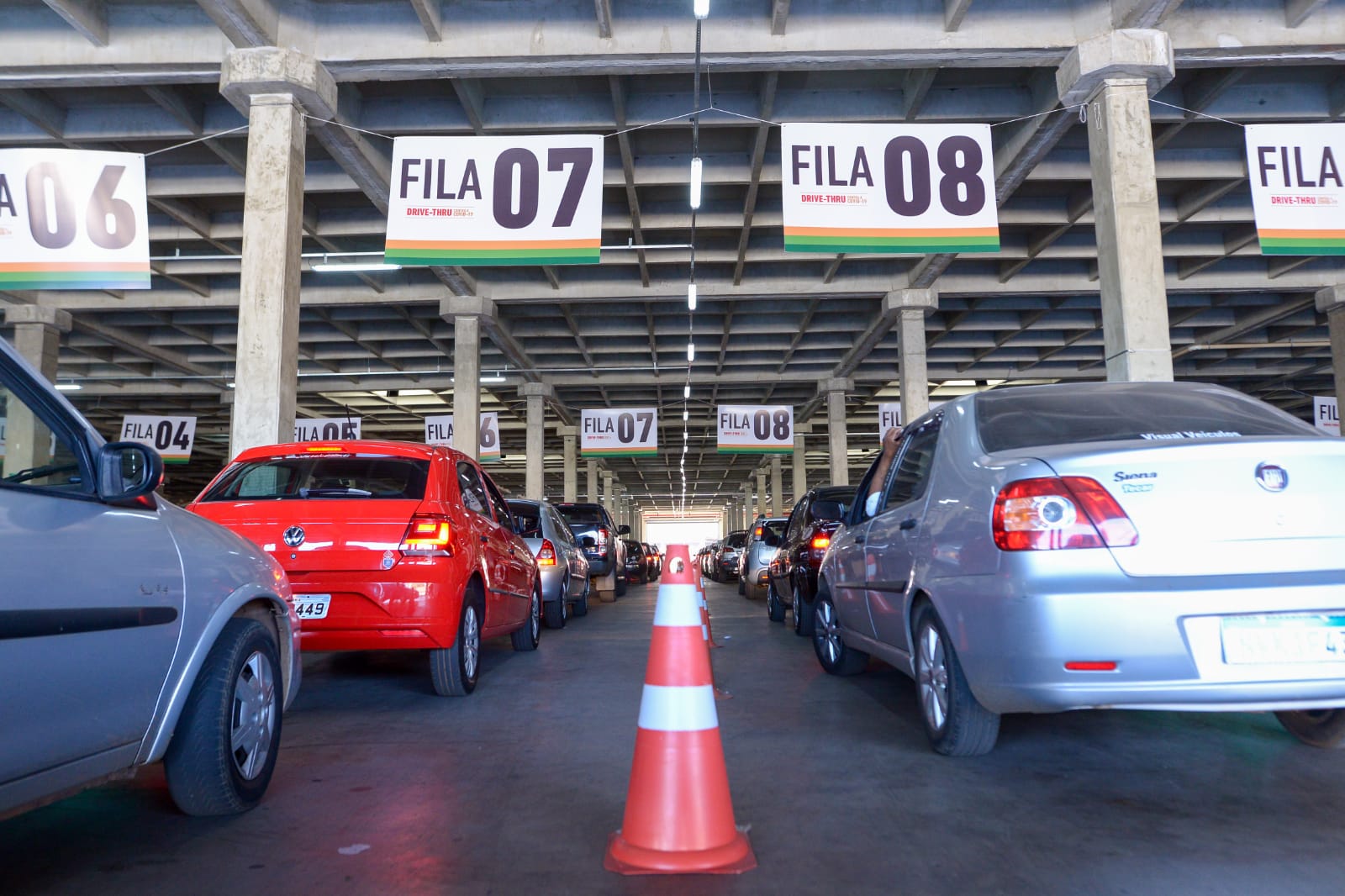 O segundo dia de distribuição de senhas para vacinação no drive thru do Passeio das Águas, em Goiânia, é marcado por fila quilométrica. (Foto: Jucimar de Sousa/Mais Goiás)