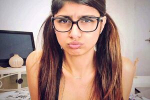 Ex-atriz pornô Mia Khalifa chora após relato de garota no Tiktok; vídeo