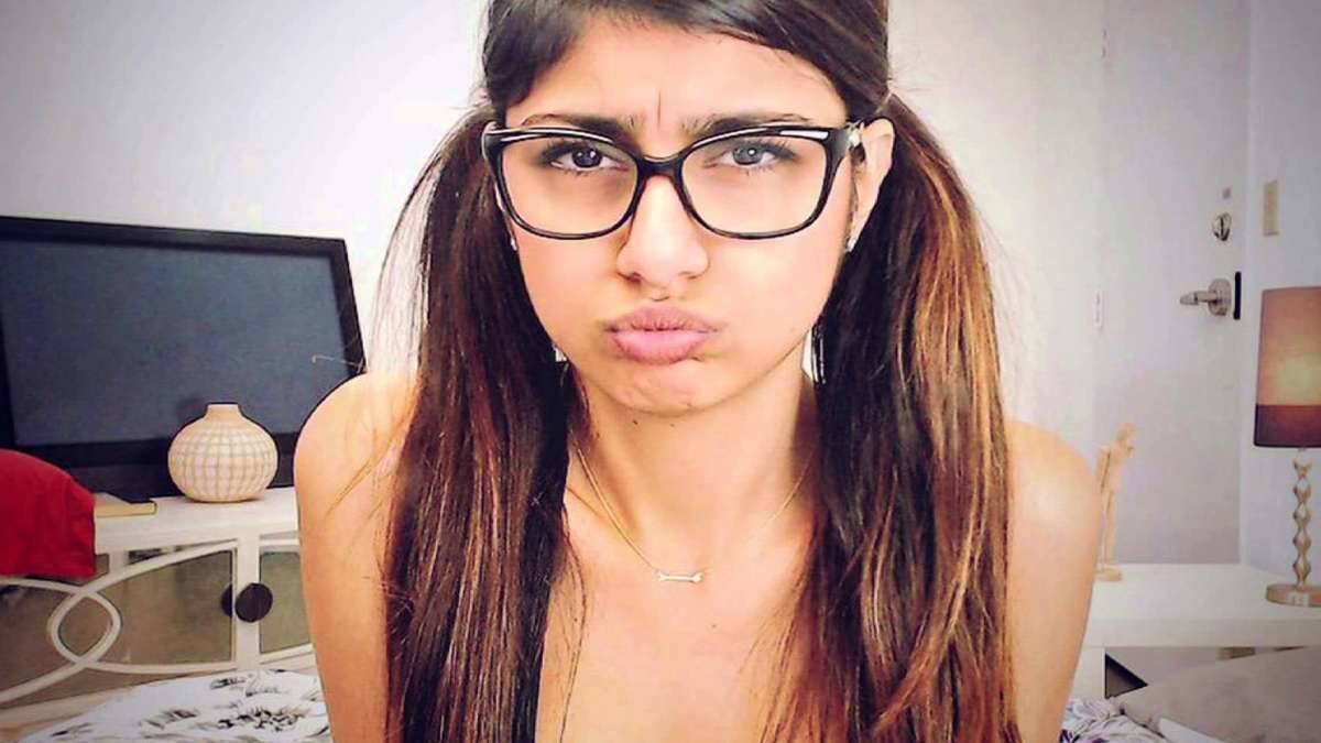 Ex-atriz pornô Mia Khalifa chora após relato de garota no Tiktok; vídeo
