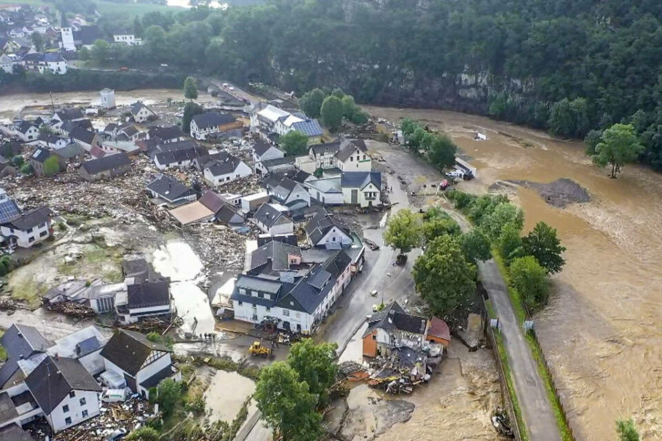 Precipitação recorde, que deve continuar até sexta, elevou o nível dos rios do oeste do país