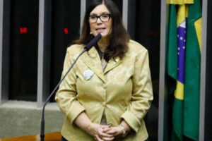 Bia Kicis e Junio Amaral têm perfis suspensos e lista de deputados bolsonaristas sem contas no Twitter chega a sete