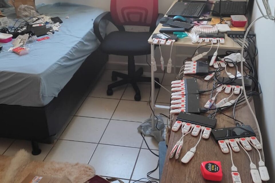 Central de golpes virutais em Aparecida (Foto: PM/ Divulgação)