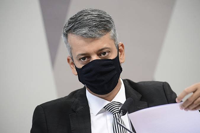 Ex-diretor do Ministério da Saúde Roberto Dias em depoimento à CPI da Covid, no Senado (Foto: Agência Senado)