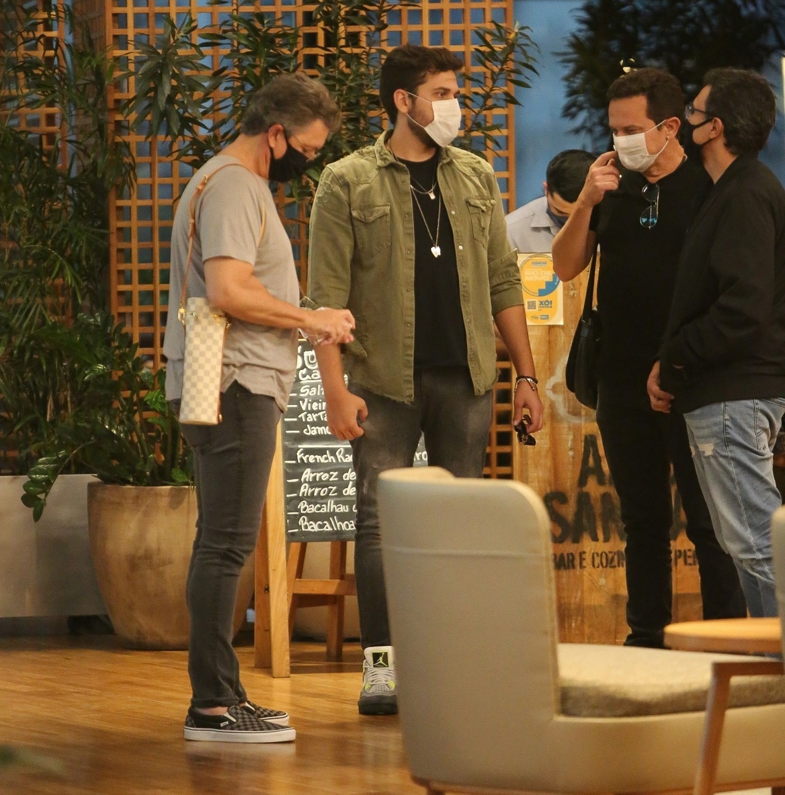 Gustavo Mioto é visto em restaurante com Boninho, diretor do BBB; fotos