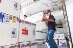 Carregamento de vacinas contra covid-19 desembarca em Goiás (Foto: Jucimar de Sousa/Mais Goiás)