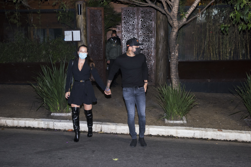 Gabi Martins e Tierry deixam restaurante em clima de romance; fotos