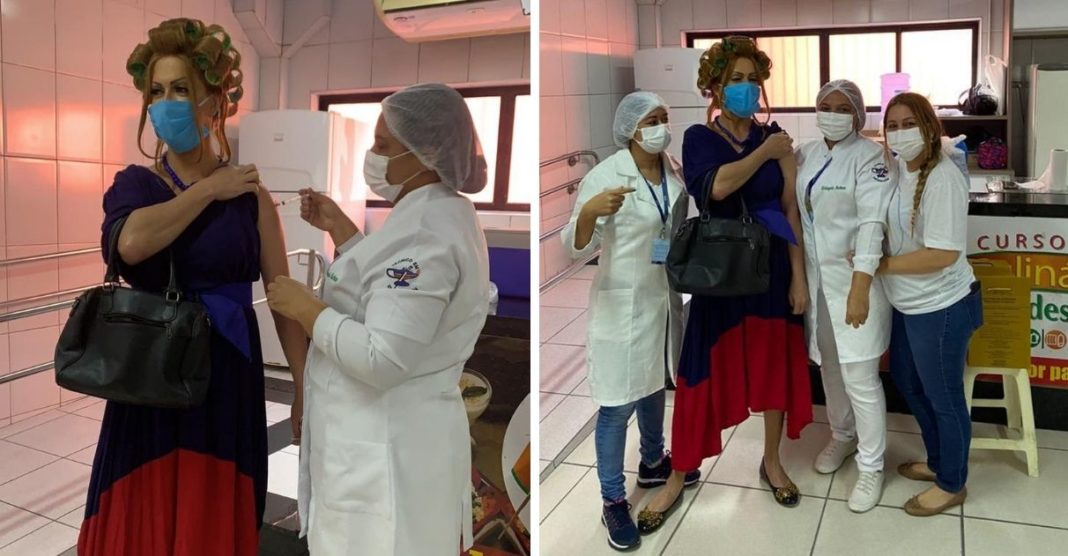 Vestido de Dona Hermínia, maquiador homenageia Paulo Gustavo ao tomar vacina