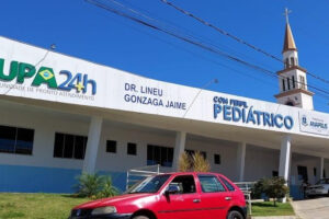 Bebê recebe cuidados na UPA, em Anápolis (Foto: reprodução)