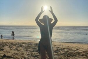 Ana Maria Braga tira férias e curte calor em praias da Bahia