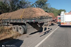 Acidente deixa um morto e um ferido, em Jaraguá (Foto: Corpo de Bombeiros Militar de Goiás/Divulgação)