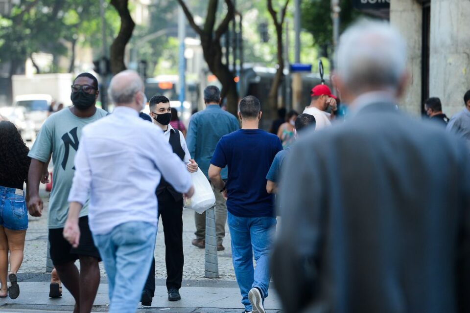 Holanda é 1º país da Europa ocidental a retomar restrições para frear novo avanço da Covid