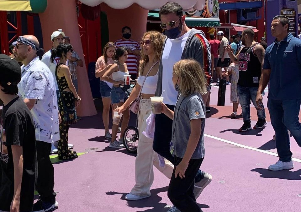 Jennifer Lopez e Ben Affleck são vistos juntos em parque de diversões