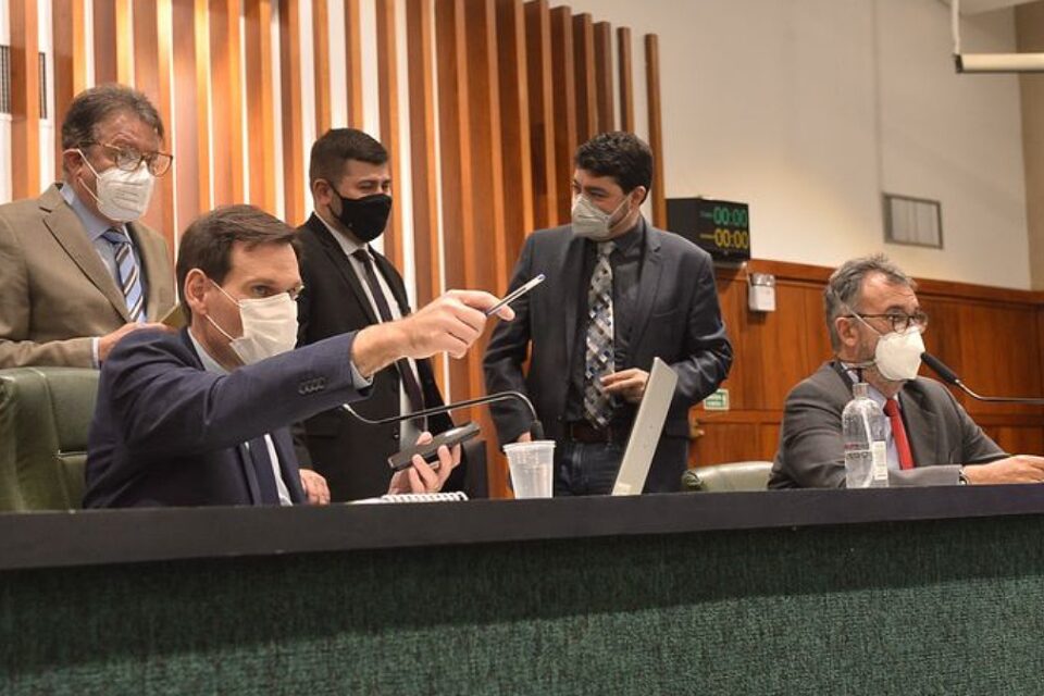 Sessão híbrida na Assembleia Legislativa de Goiás