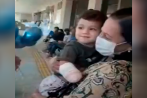 Bebê atacado por jacaré em Porangatu recebe alta depois de 15 dias de internação