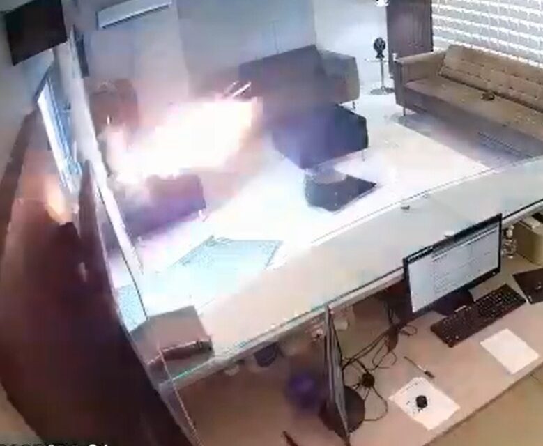 Imagem que ilustra a matéria Vice-presidente de clube da Série C renuncia após torcida destruir seu escritório de advocacia