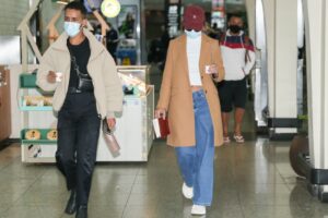 Rafa Kalimann desembarca irreconhecível no aeroporto de Congonhas; veja fotos