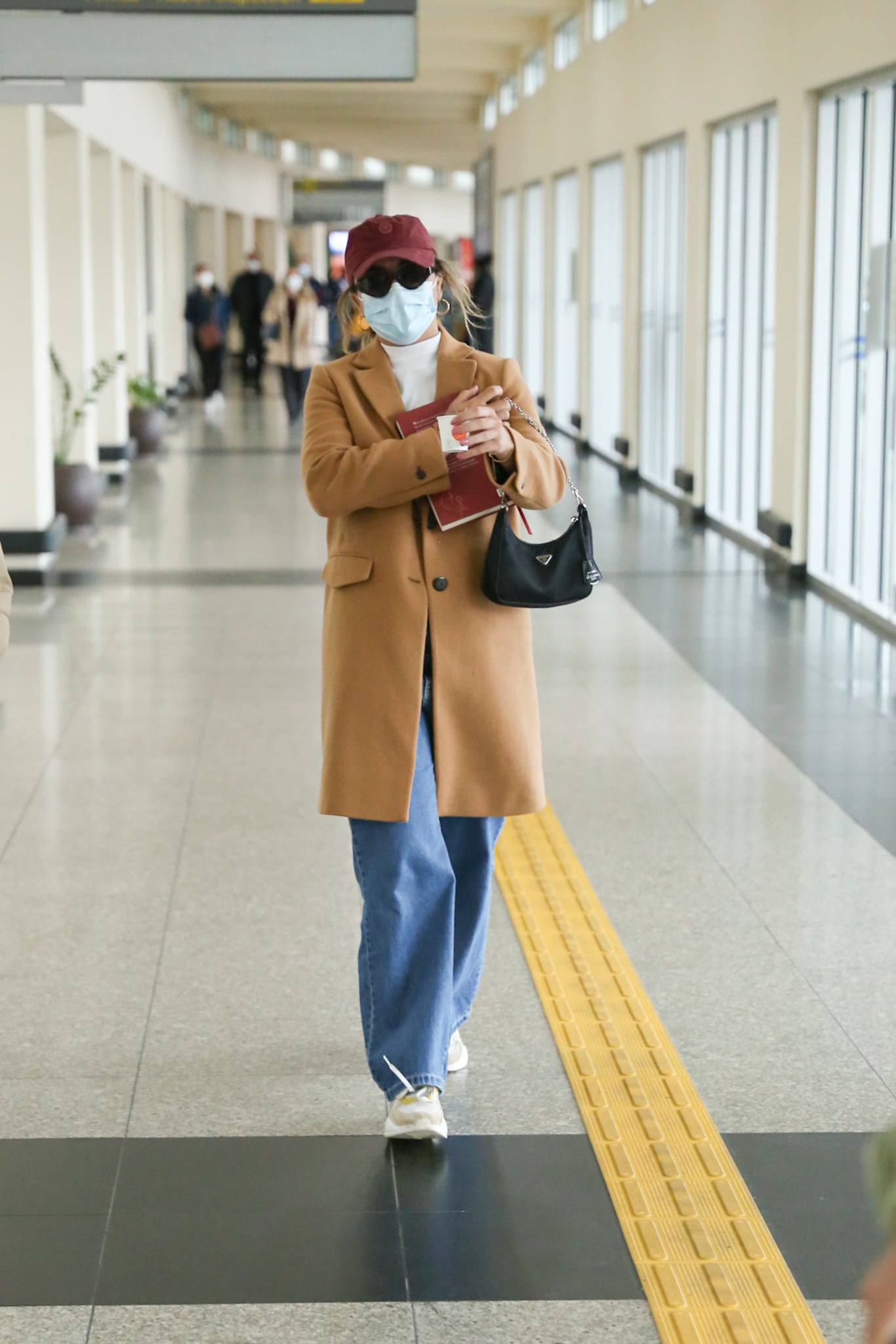 Rafa Kalimann desembarca irreconhecível no aeroporto de Congonhas; veja fotos
