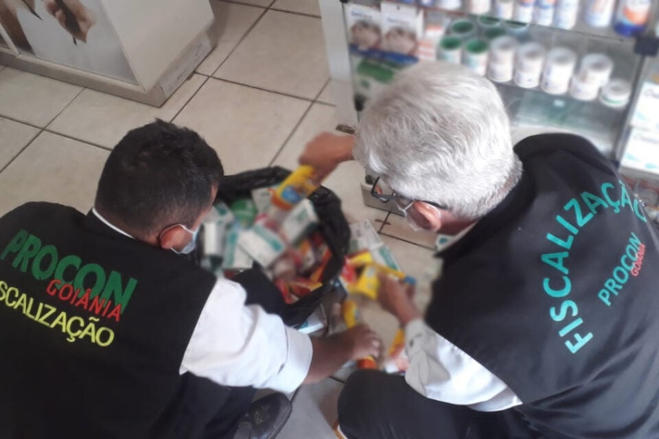Procon autua farmácia por vender remédios e produtos de higiene vencidos em Goiânia