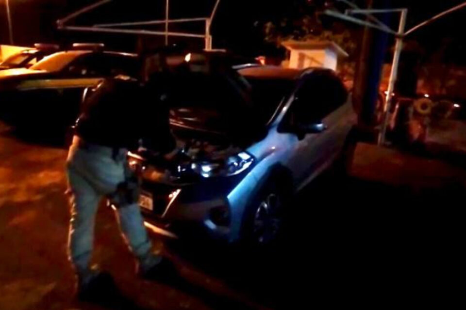 Nervosismo de condutor levanta suspeitas e PRFs recuperam carro roubado no RJ em Goiás