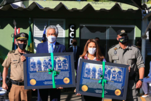 Governador Ronaldo Caiado (DEM) ao lado de policiais homenageados (Foto: Divulgação)