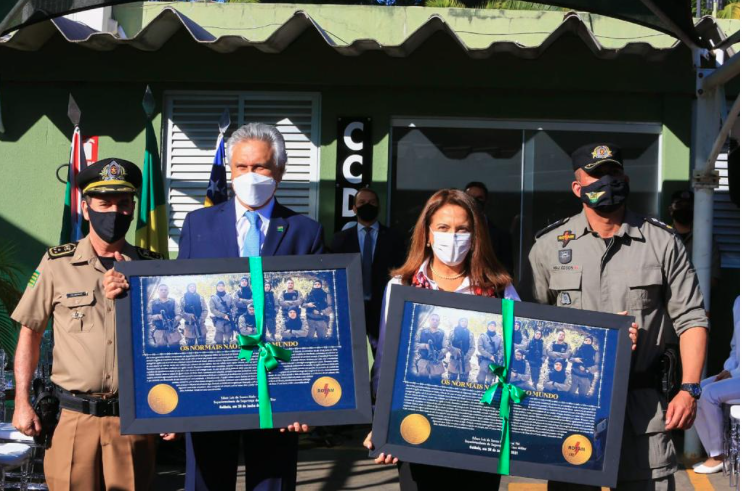 Governador Ronaldo Caiado (DEM) ao lado de policiais homenageados (Foto: Divulgação)