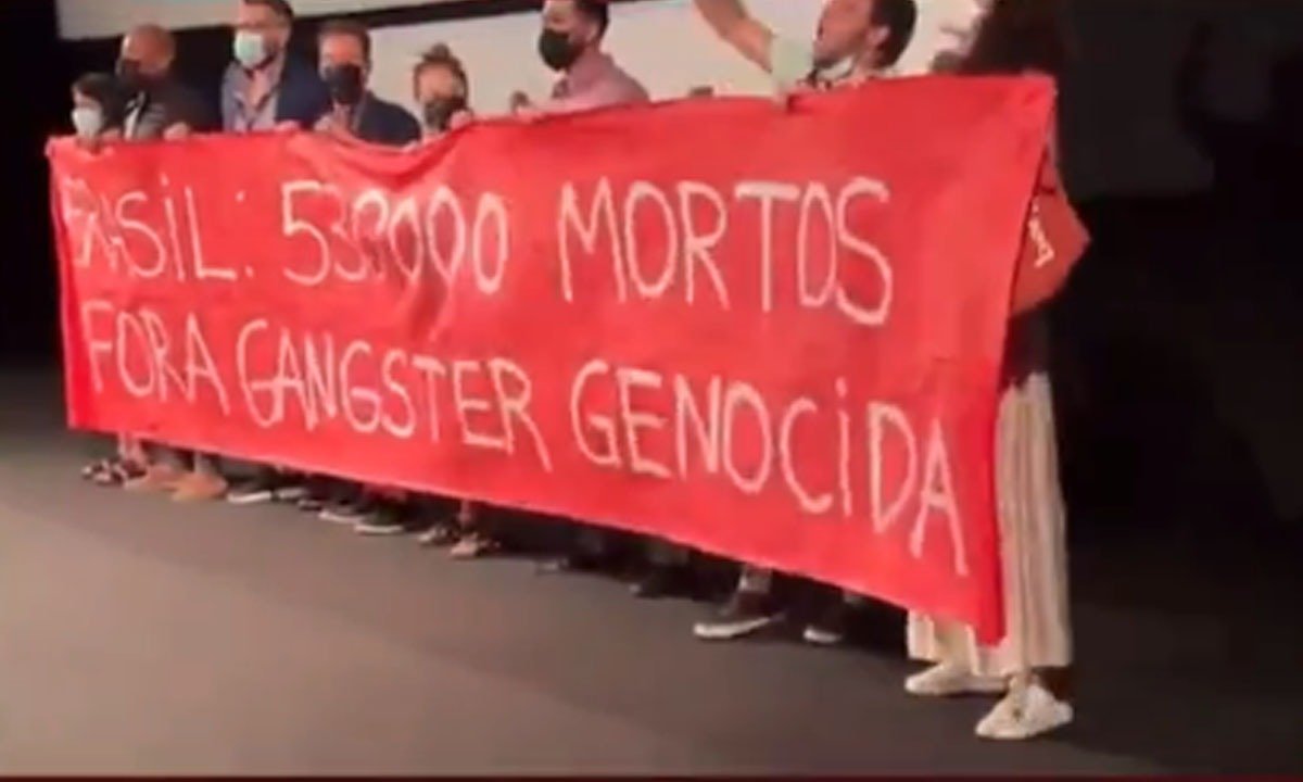 Brasileiros em Cannes protestam contra Bolsonaro: 'Fora, gângster genocida'