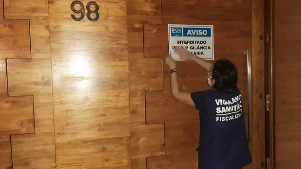 Festa em casa de swing com cerca de 300 pessoas é encerrada no Rio