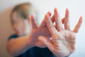 Preso suspeito de esfaquear a esposa após tentar abusar da enteada, em Anápolis