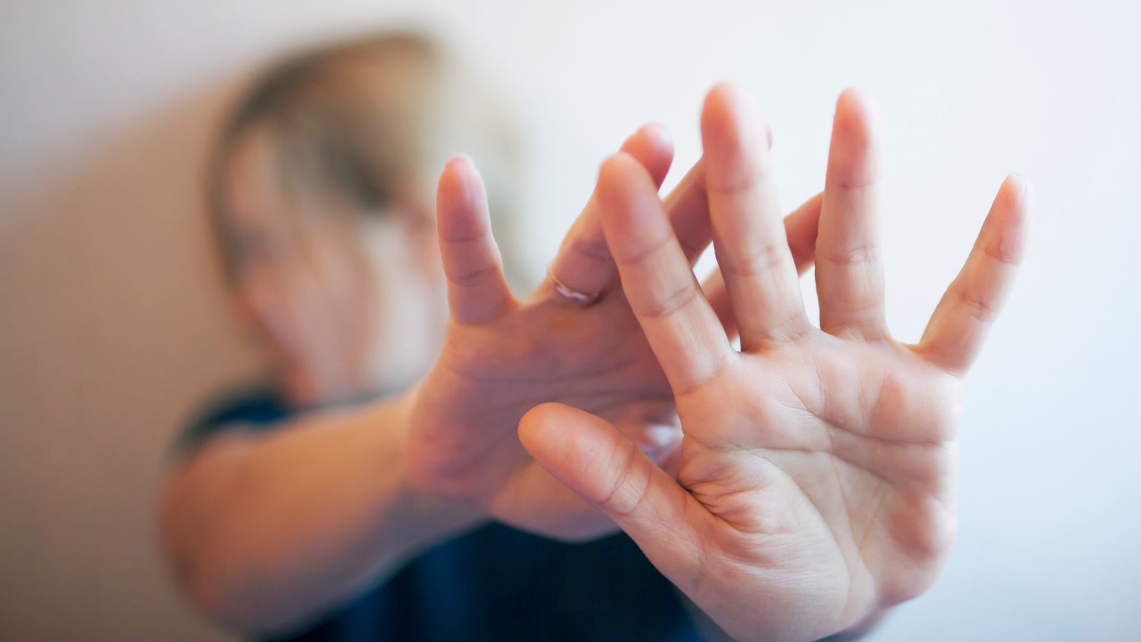 Preso suspeito de esfaquear a esposa após tentar abusar da enteada, em Anápolis