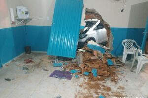 Carro desgovernado invadiu igreja e atropelou três pessoas, uma delas estava dentro do templo (Foto: divulgação/Bombeiros)