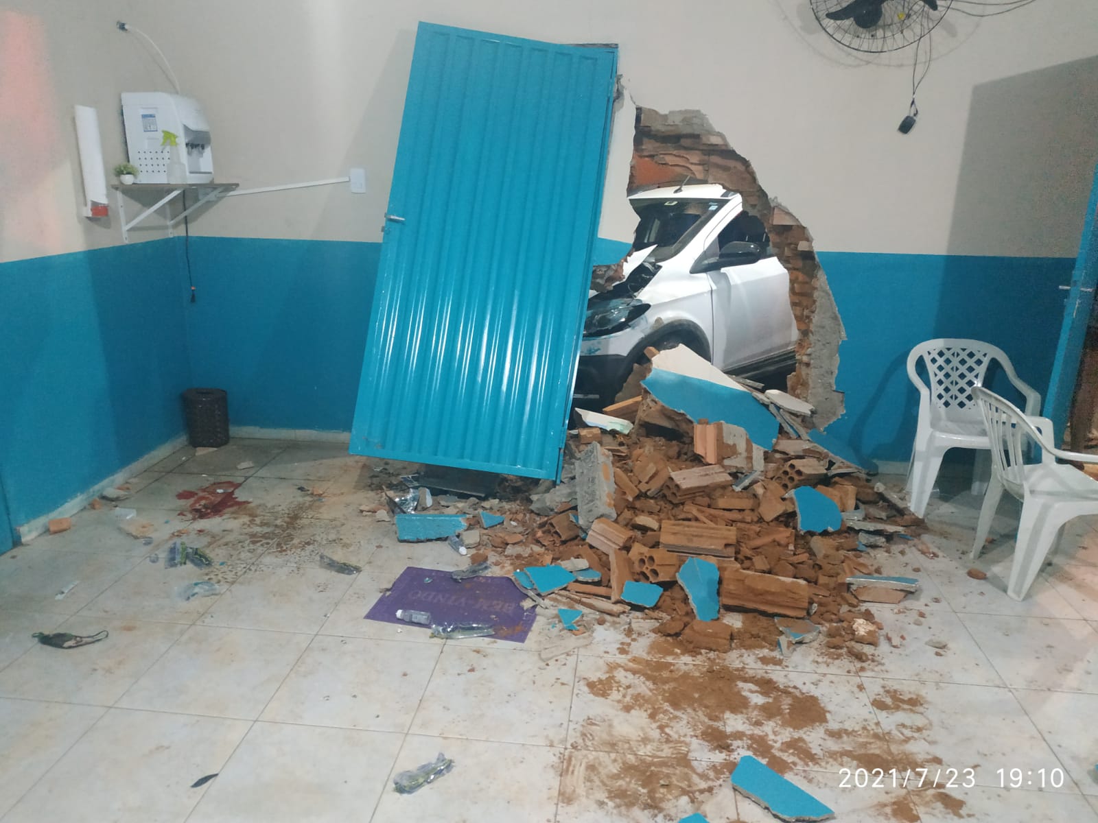 Carro desgovernado invadiu igreja e atropelou três pessoas, uma delas estava dentro do templo (Foto: divulgação/Bombeiros)