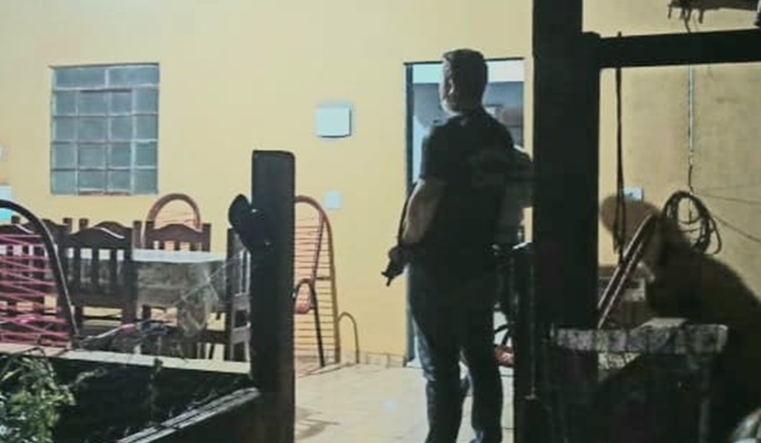 - investigado - armas - Preso suspeito de tentativa de homicídio por divisão de terras, em Goianésia