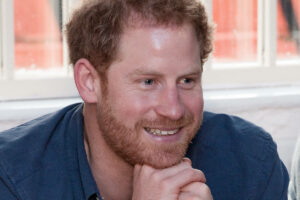 Segundo seu livro de memórias, Harry também foi agredido pelo irmão Príncipe Harry diz que William e Kate o incentivaram a usar roupa nazista