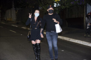 Gabi Martins e Tierry são fotografados em saída de restaurante