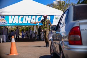 Goiânia vacina: mulher extrai imunizante de ampola contra a Covid-19