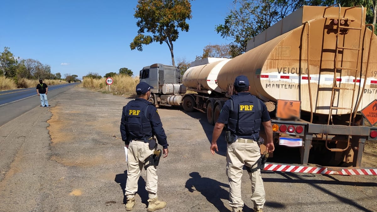 PRF apreende 45 mil litros de combustível com nota fraudada, em Posse