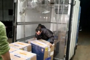 Desembarque de vacinas da Pfizer contra covid-19 em Goiânia neste sábado (Foto: Reprodução)