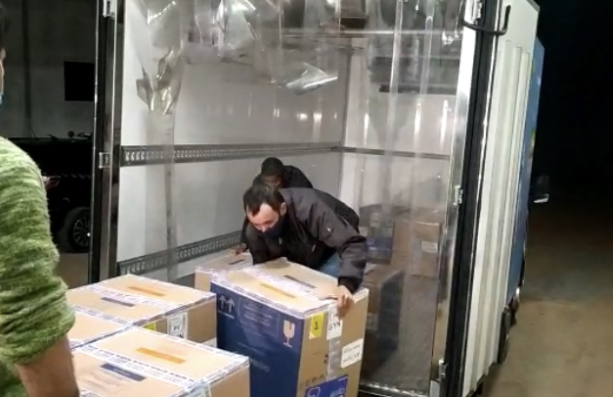 Desembarque de vacinas da Pfizer contra covid-19 em Goiânia neste sábado (Foto: Reprodução)