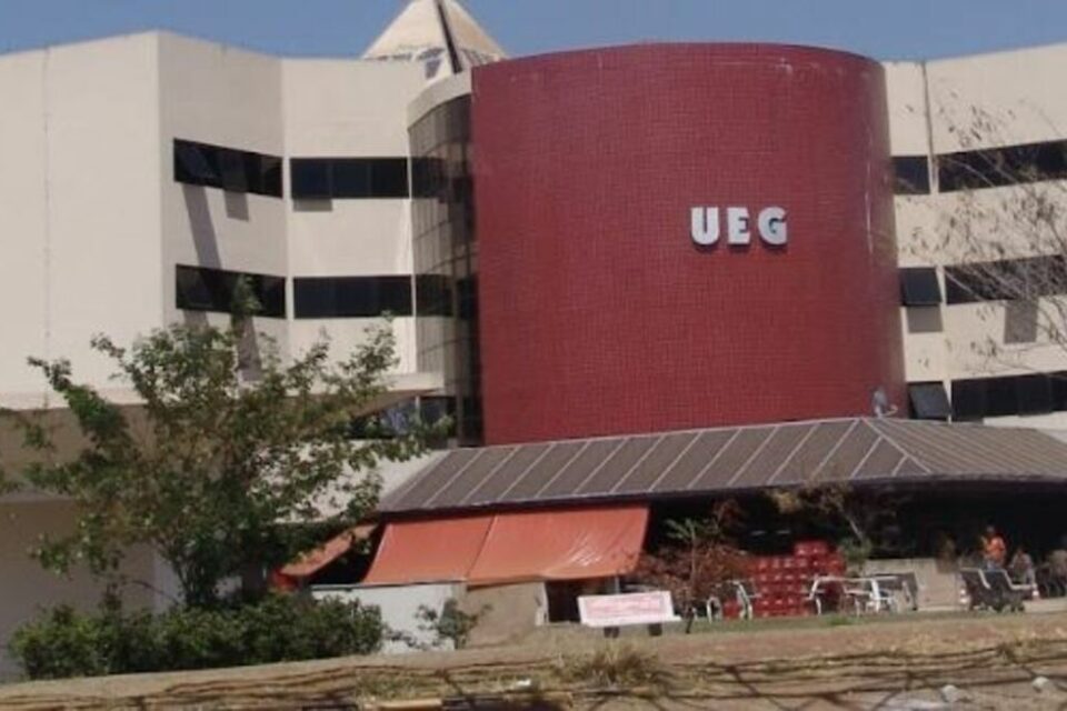 Caiado anuncia concurso e progressão salarial para professores da UEG