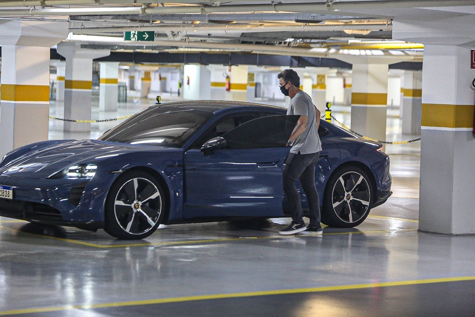 Gustavo Mioto é visto em restaurante com Boninho, diretor do BBB; fotos