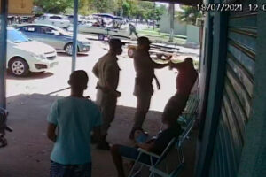 Agressão policial em Aruanã (Imagem: Câmeras de segurança/Reprodução)
