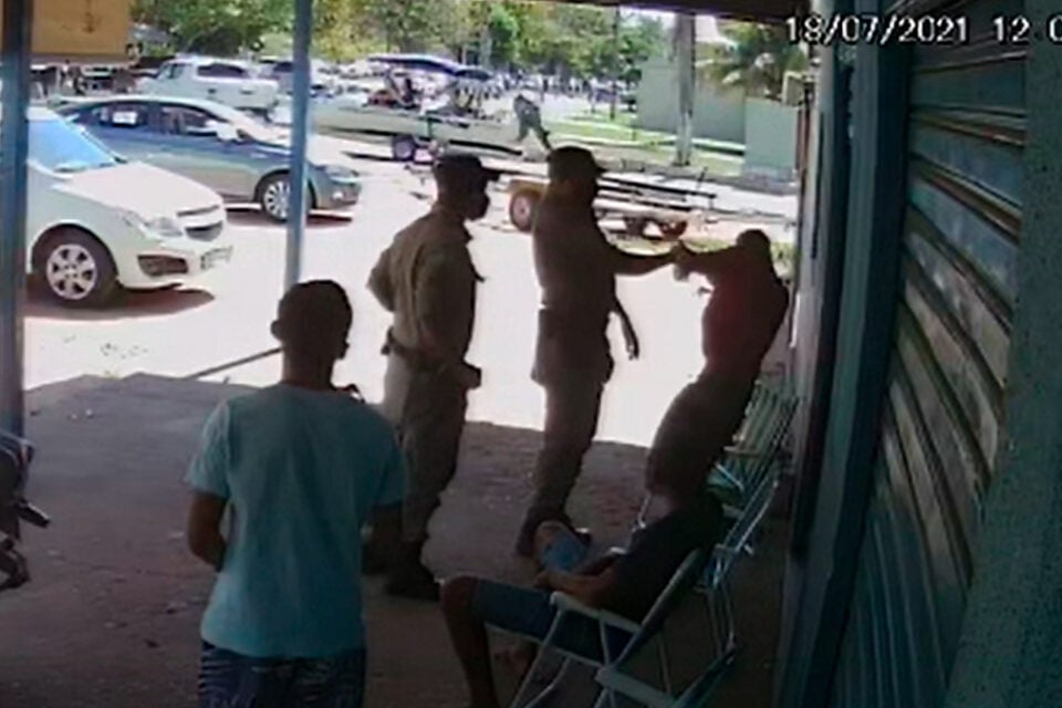 Agressão policial em Aruanã (Imagem: Câmeras de segurança/Reprodução)