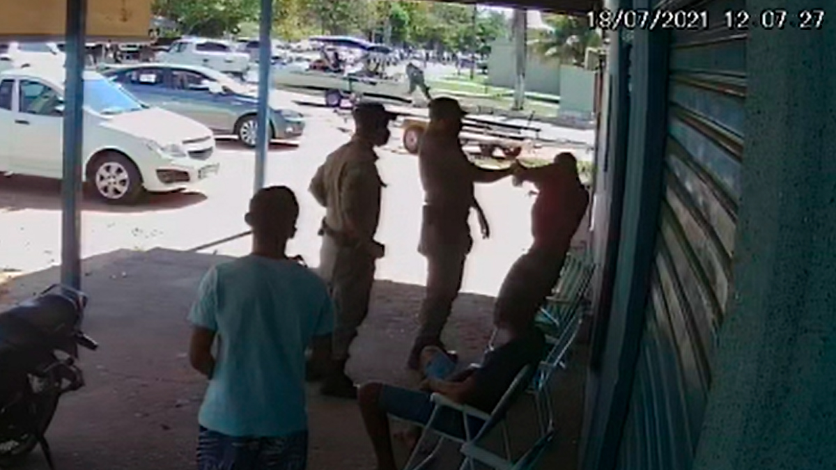 Agressão policial em Aruanã (Imagem: Câmeras de segurança/Reprodução)