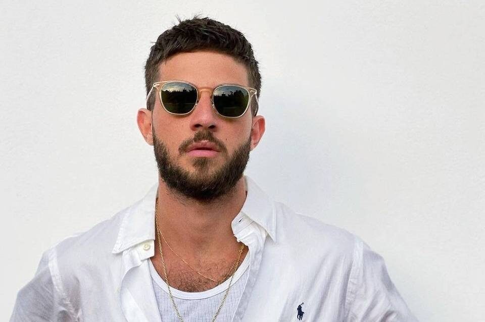 Chay Suede abre o jogo sobre política: 'Desejo um Brasil sem Bolsonaro'